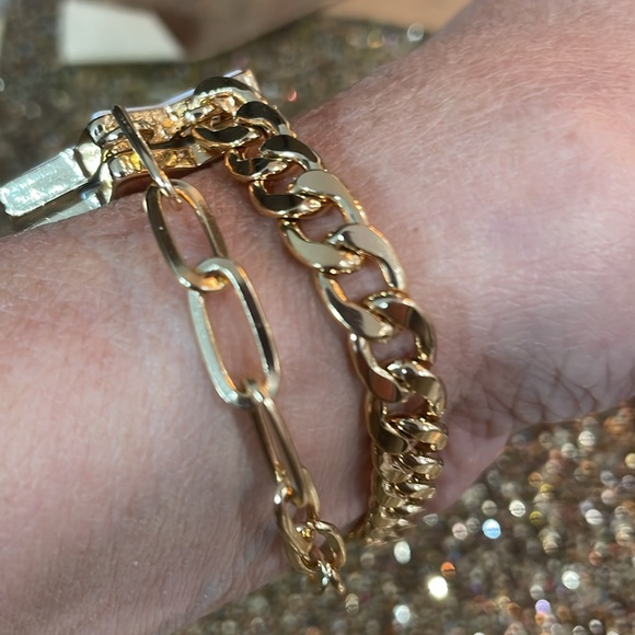 💋🎁White & Gold Bracelet with White Accent and two glorious gold link chains - Picture 2 of 9